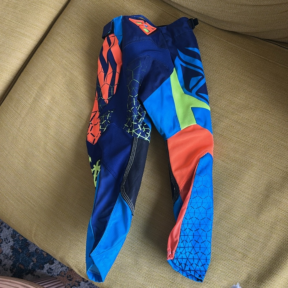 Model Kinetic Pants - Picture 3 of 3